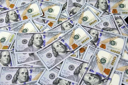 El depósito de dinero por encima del monto estipulado se puede hacer en un banco