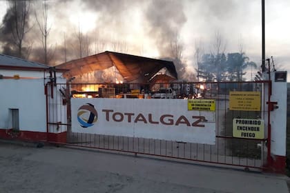 El depósito de Total Gaz se incendió cerca de las 6.30 y las autoridades debieron evacuar la zona