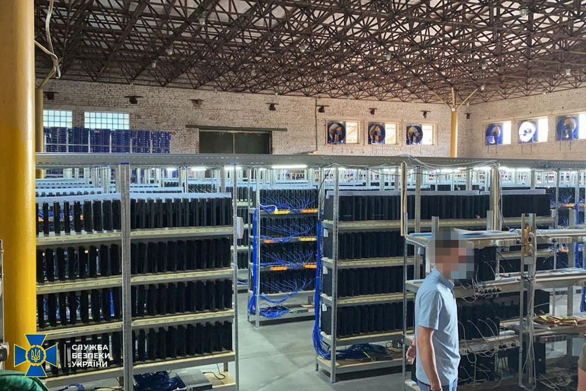 El depósito en Ucrania contaba con unas 3800 consolas PS4, una configuración extraña para ser utilizada en una granja de minería de criptomonedas