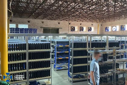 El depósito en Ucrania contaba con unas 3800 consolas PS4, una configuración extraña para ser utilizada en una granja de minería de criptomonedas