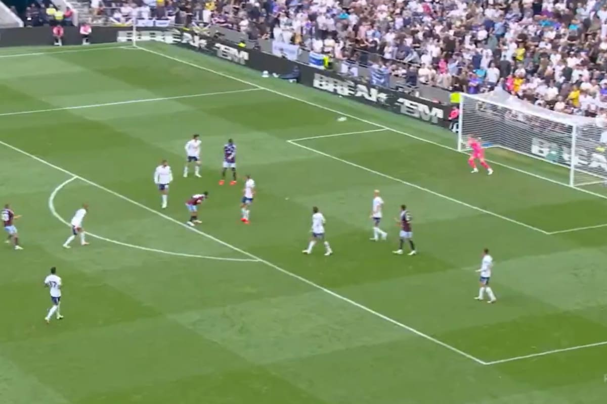 El derechazo de Emiliano Buendía desde afuera del área va camino a un ángulo y será el 3-0 parcial de Aston Villa en su visita a Tottenham por la Premier League