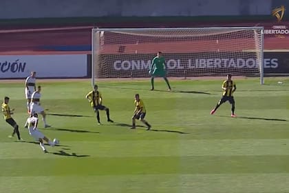 El derechazo de Mauricio Benítez se transformará en el gol que llevara a Boca a la final de la Copa Libertadores Sub 20, frente a Peñarol.