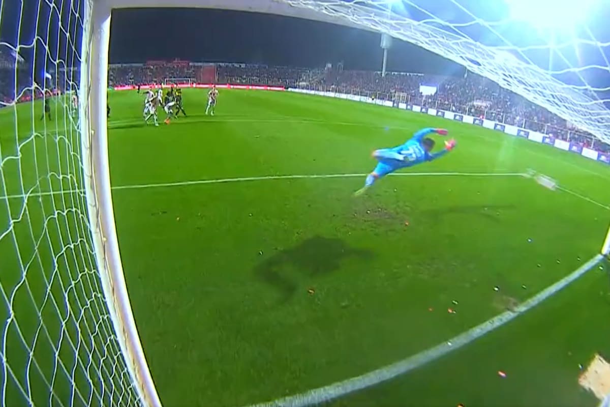 El derechazo de Romero ya superó la resistencia de Mele; fue el único gol de la noche en Santa Fe