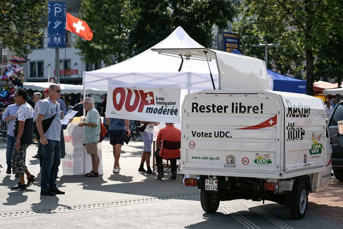 El derechista Partido Popular Suizo (SPV) hace campaña en un mercado de Ginebra para que los suizos rechacen el acuerdo de libre circulación con la UE