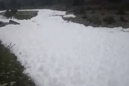 El derrame se produjo cuando un camión que transportaba detergente industrial para ropa volcó río arriba y su contenidos se convirtió en una gruesa capa de espuma