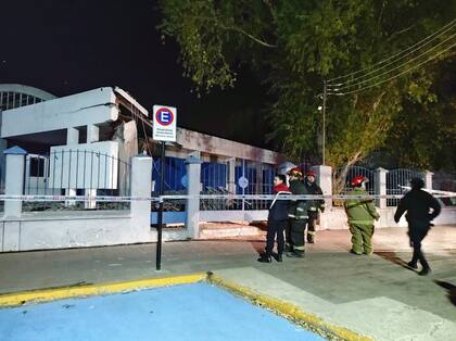 El derrumbe afectó parte del techo del acceso a la Escuela Provincial Primaria N°44 de Río Gallegos