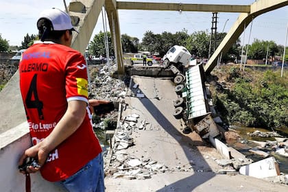 El derrumbe del puente del Barrio El Manantial en Tucumán