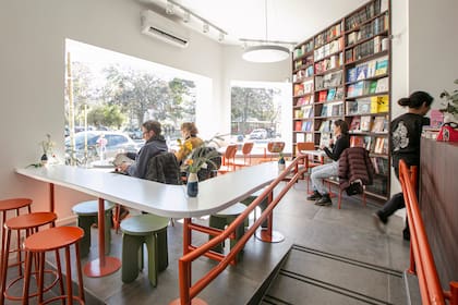 El desafio de Naesqui fue lograr un café cálido y contemporáneo con muchas vistas a la plaza. Los muebles son de Estudio Tromba, la reforma estuvo a cargo del Estudio de arquitectos Tolcachier Bruno