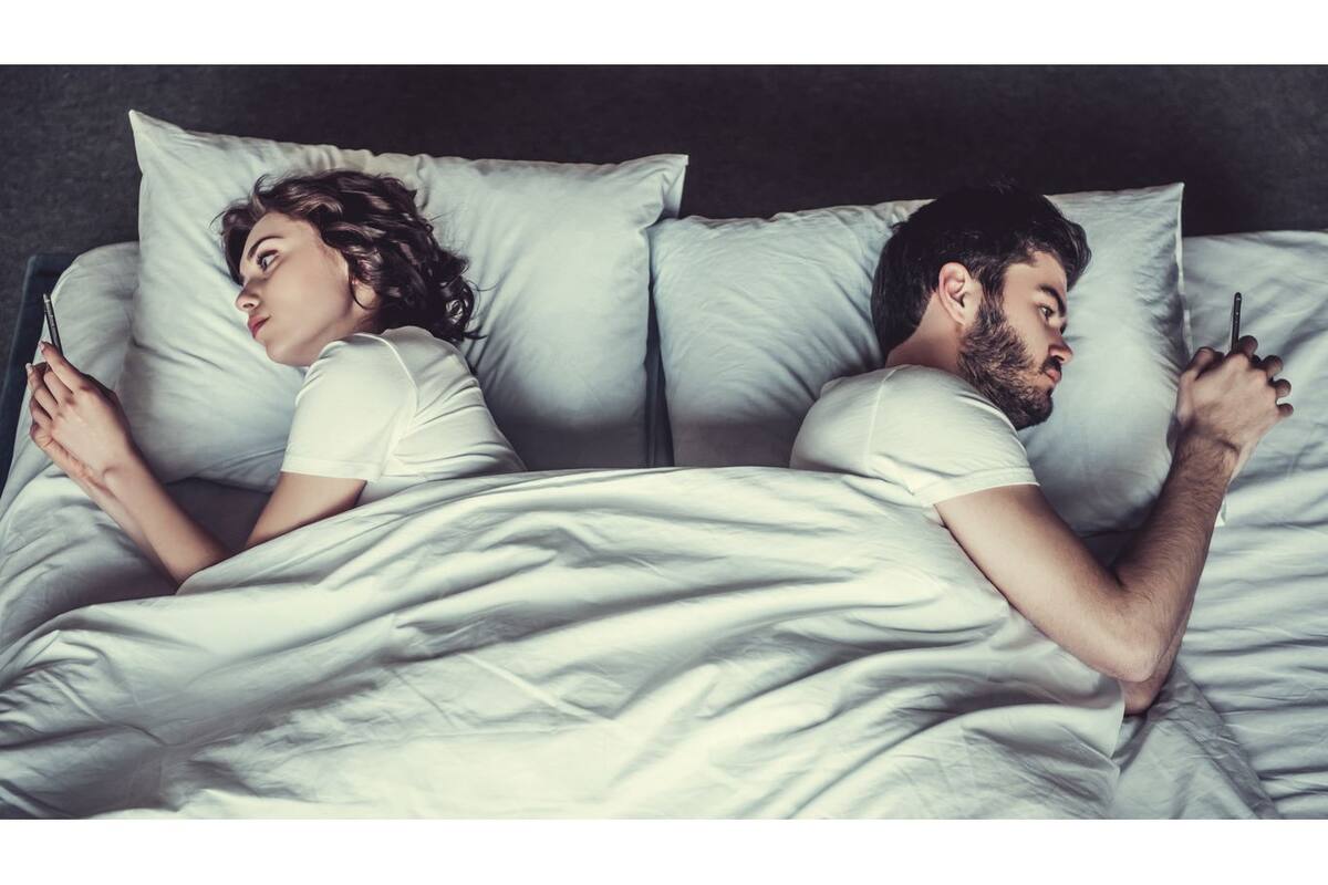 El desafío que propone una marca de licor de café consiste en que la pareja pase 30 noches sin utilizar ningún dispositivo con conexión a internet