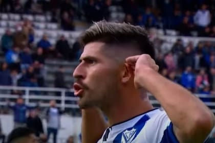 El desahogo de José Florentín tras anotar el 1-1 de Vélez ante Tigre en Liniers, un gesto polémico (haciendo el Topo Gigio) en un momento tenso con los hinchas