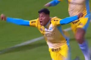 El desahogo en el festejo de Fernando Martínez, tras convertir el gol del empate sobre el final del partido contra River