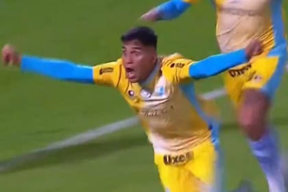 El desahogo en el festejo de Fernando Martínez, tras convertir el gol del empate sobre el final del partido contra River