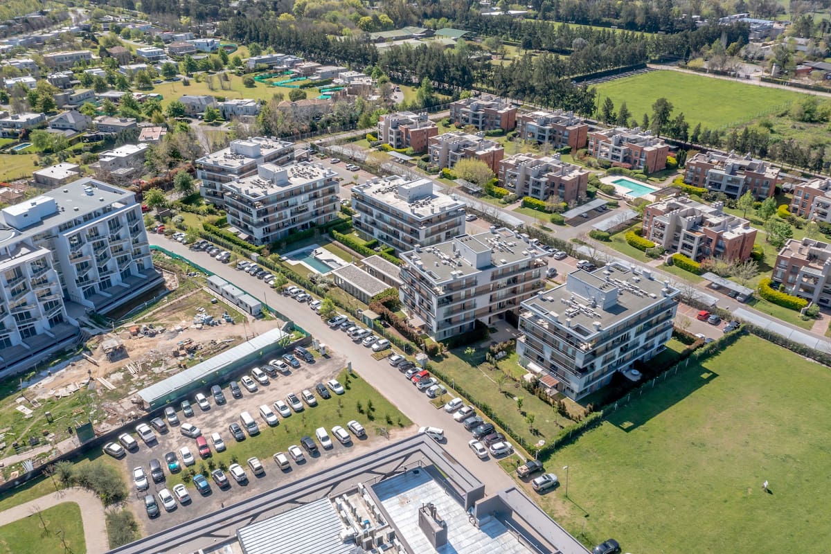 El desarrollo abarca 17 hectáreas en forma de triángulo comprendidas por la colectora, la calle Las Camelias y Las Amapolas.