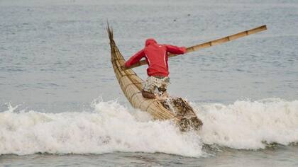 El desarrollo del surf moderno en Huanchaco puede ser en última instancia lo que salve esta antigua tradición