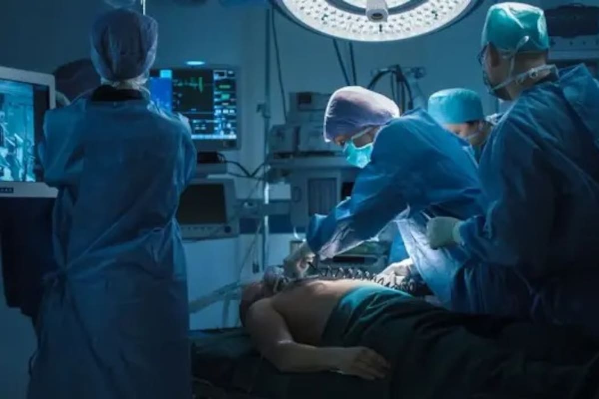 El desarrollo tecnológico de nuevos aparatos médicos ha ayudado a salvar a muchos pacientes. El desfibrilador, por ejemplo, restablece el ritmo cardíaco a través de descargas eléctricas