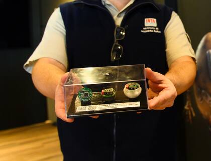El desarrollo tiene un microcontrolador (una pequeña computadora) como un cerebro; un acelerómetro, que es el sensor que mide los impactos, similar a un airbag; una batería y; un módulo de Bluetooth para transmitir los datos en forma inalámbrica
