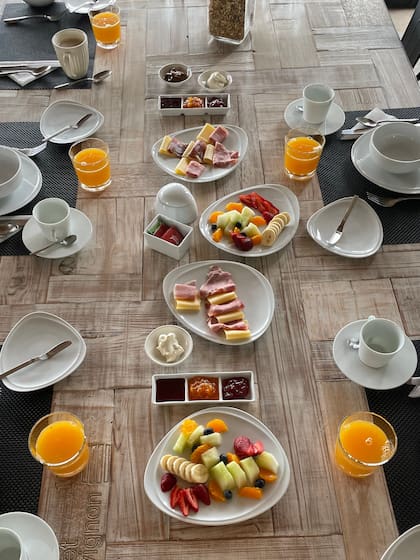 El desayuno artesanal consta de budines, mermeladas, frutas, granolas, panes, jugos; queso crema, yogur y manteca caseros.