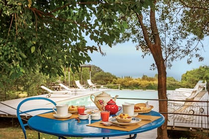 El desayuno con vista única al valle y sus viñedos de Las Jarillas.