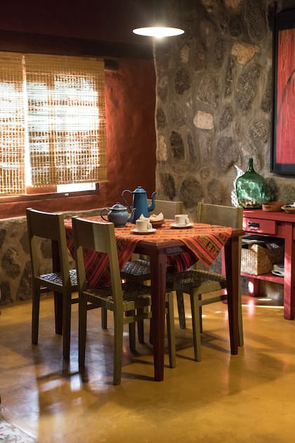 El desayuno se sirve en las casas y todos los huéspedes están invitados a participar de una visita a la bodega propia, ubicada a unos metros.
