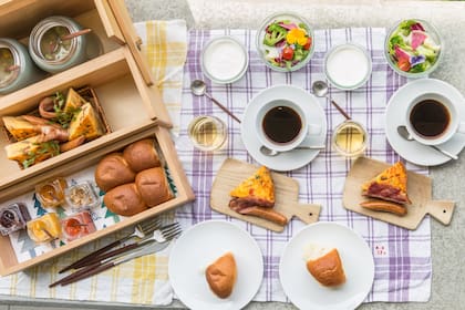 El desayuno servido en la terraza, plagado de tentaciones prolijamente ordenadas.