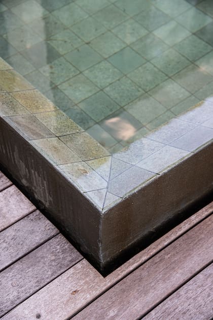 El desborde “absorbe” el desnivel del jardín.