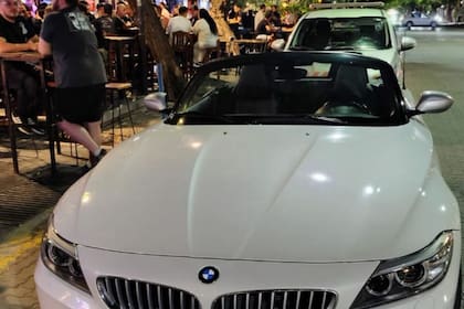 El descapotable BMW sin patente que conducía el concejal Antolín