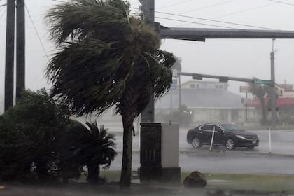 El descenso en la amenaza se explica por cambios estacionales como: vientos en altura más intensos que desvían las tormentas hacia Florida