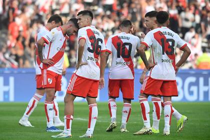 El desconcierto de los jugadores de River tras la derrota ante Boca en Córdoba; un verdadero cimbronazo para el equipo de Demichelis