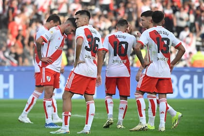 El desconcierto de los jugadores de River tras la derrota ante Boca en Córdoba; un verdadero cimbronazo para el equipo de Demichelis