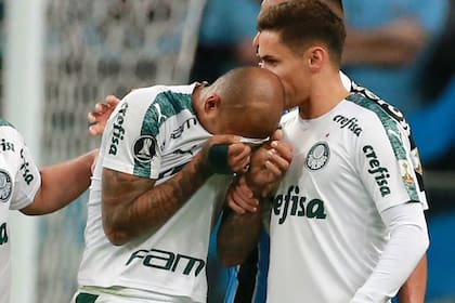 El desconsuelo de Felipe Melo tras ver la tarjeta roja por parte de Patricio Loustau