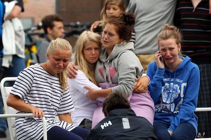 El desconsuelo de los sobrevivientes de la masacre, que se alojaron ayer en un hotel de Oslo