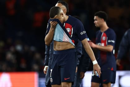 El desconsuelo de Mbappé tras la derrota de PSG ante Barcelona