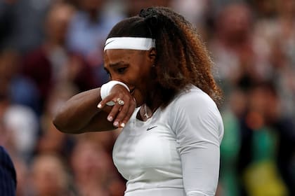 El desconsuelo de Serena Williams; la legendaria estadounidense debió abandonar Wimbledon por una lesión