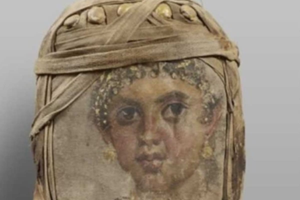 El descubrimiento de una momia egipcia con vendajes abre nuevos interrogantes