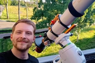 La impresionante foto tomada desde un balcón que revela 548 galaxias en el universo
