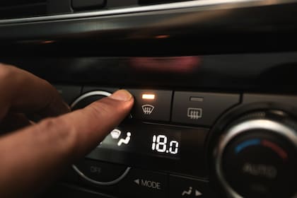 El desempañador dirige aire caliente a través de conductos hacia el parabrisas y otras ventanas