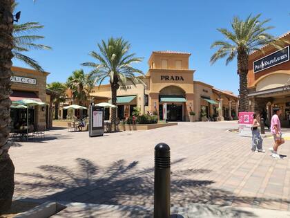 El Desert Hills Premium Outlets tiene tiendas que ofrecen hasta un 60% de descuento en sus productos