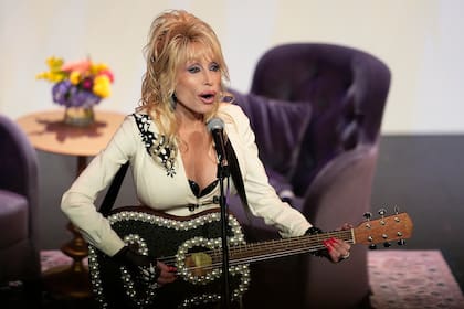 El desesperado pedido de la hermana de Dolly Parton luego de que la cantante cancelara su gira: “Recen por ella”