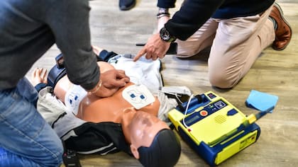 El desfibrilador automático es muy sencillo de usar, tiene instrucciones claras y puede ser operado por cualquier persona, aun sin experiencia