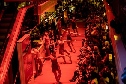 El desfile concluyó con la actuación de la prestigiosa Orquesta estable del Teatro Colón- asociación de profesores