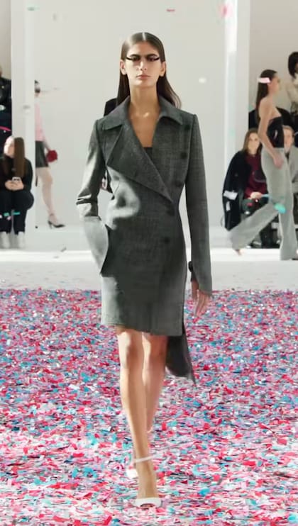El desfile de Courrèges marcó el debut de la modelo argentina Tiziana Pisani en Paris Fashion Weel 25/26. "Alguien una vez me dijo: 'Y cuando menos te lo esperes, van a llegar, pero tene paciencia, confia en el proceso, quedate tranquila y disfrutá', y no lo pudo haber dicho mejor", posteó la modelo en su cuenta en Instagram