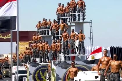 El desfile de graduación de los nuevos cadetes de la policía de Egipto fue comparado con una marcha del Orgullo LGBTIQ (Egyptian Police Academy)