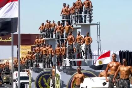 El desfile de graduación de los nuevos cadetes de la Policía de Egipto fue comparado con una marcha del Orgullo Gay (Egyptian Police Academy)