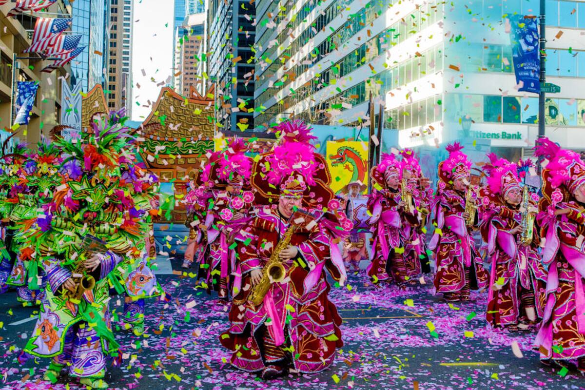 El desfile de los Mummers se considera la procesión folklórica más antigua de Estados Unidos
