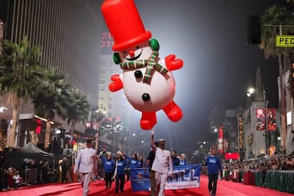 El Desfile de Navidad de Hollywood se celebra todos los años el domingo después del Día de Acción de Gracias (The Hollywood Christmas Parade)
