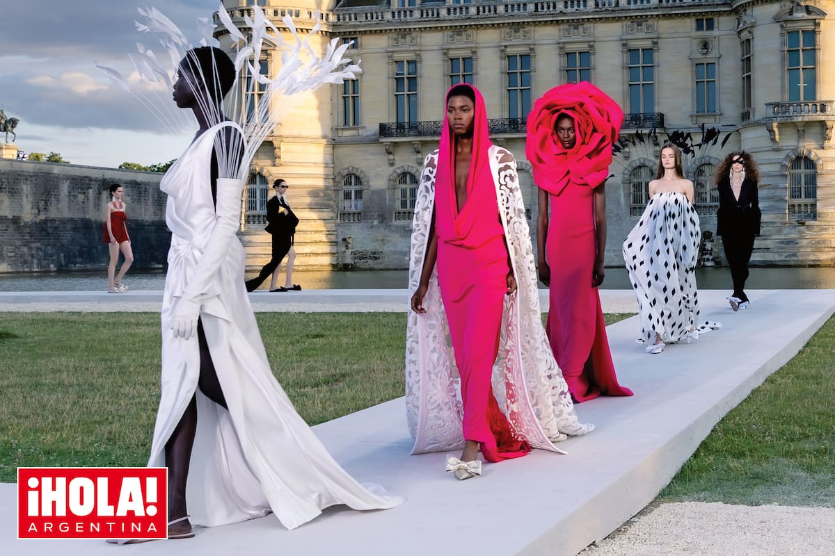 El desfile de Valentino, a cargo del diseñador italiano Pierpaolo Piccioli, fue en el marco imponente de los jardines del Château de Chantilly.