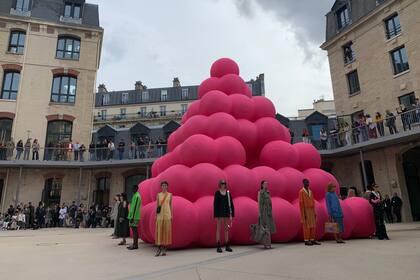 El desfile de Victoria/Tomas, a orillas del canal Saint-Martin