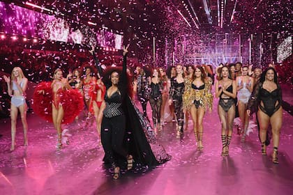 El desfile duró alrededor de 40 minutos y la encargada de cerrar el gran evento, en el que no faltaron los brillos, las plumas y el glamour, fue Cher con sus grandes hits