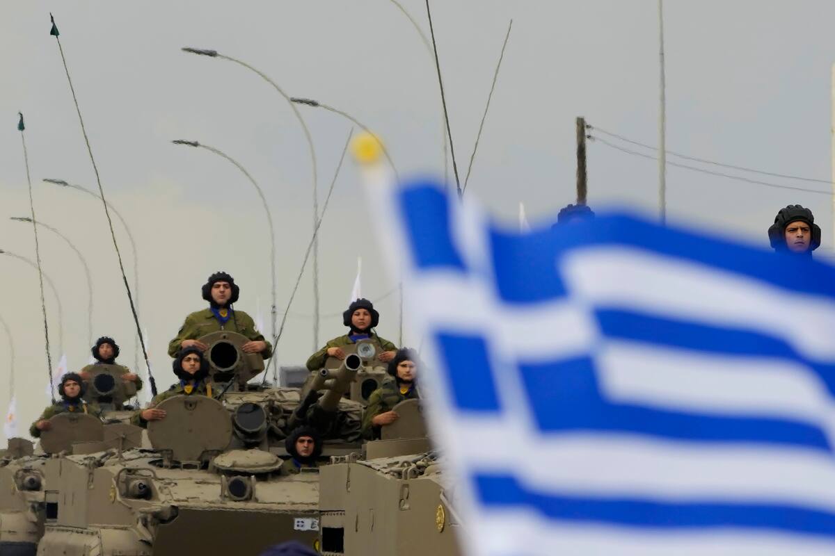 El desfile militar para conmemorar el 63er aniversario de la independencia de Chipre, en Nicosia, el 1 de octubre pasado. (Foto AP / Petros Karadjias)