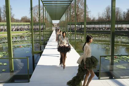 El desfile se desarrolló en una escenografía que recreaba un invernadero de cristal instalado en el Jardín de las Tullerías